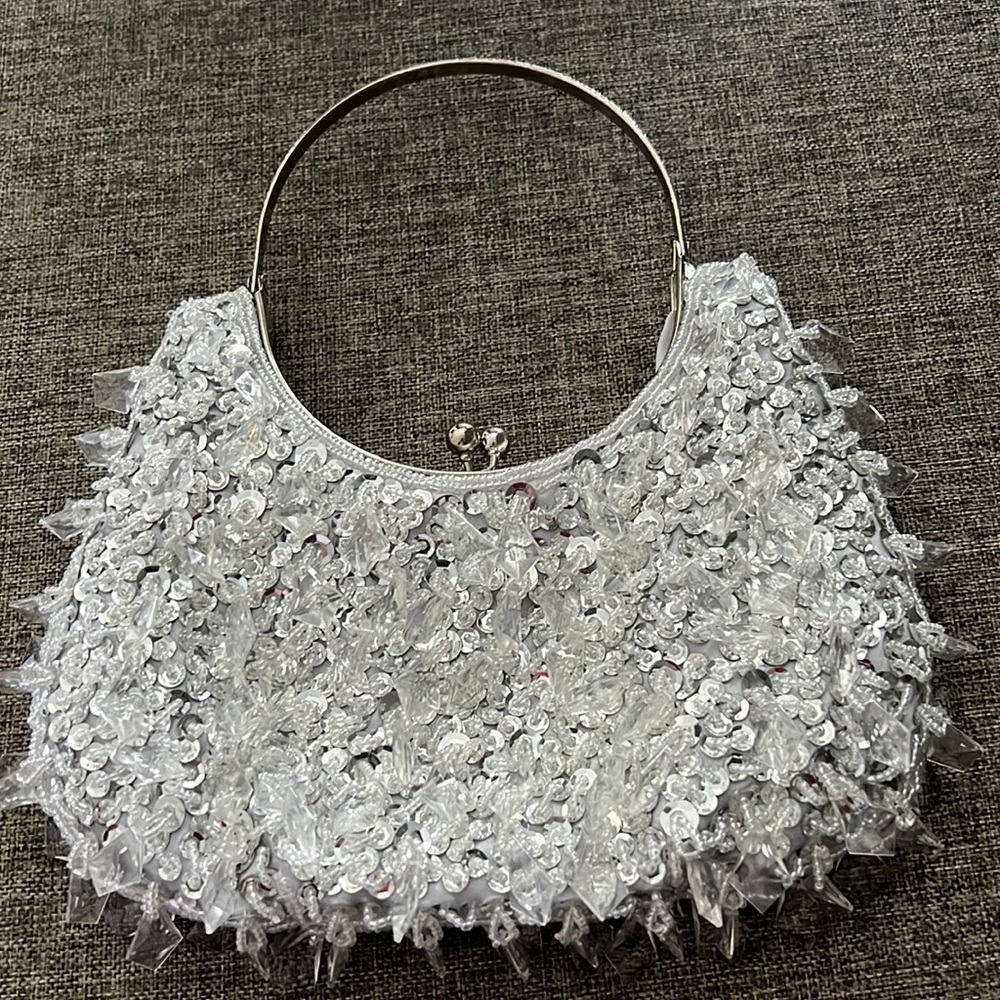 Gorgeous vintage silver sequin handbag. Beautiful to take to a wedding or party.